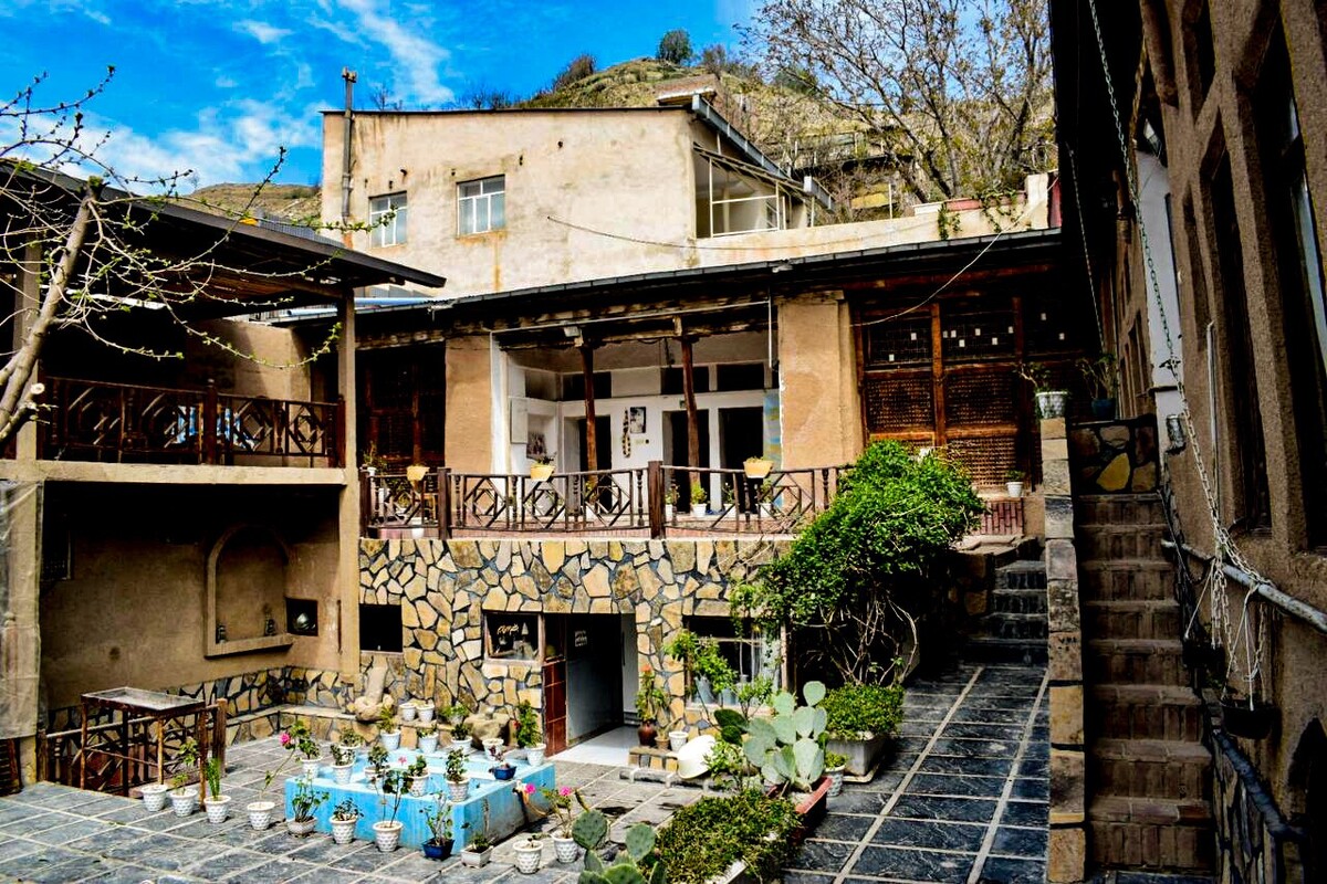 رئیس اداره میراث فرهنگی، گردشگری و صنایع‌دستی ساوجبلاغ با تأکید بر اهمیت اقامتگاه‌های بوم‌گردی در توسعه پایدار مناطق روستایی، گفت: این مراکز علاوه بر معرفی فرهنگ و سبک زندگی محلی، می‌توانند نقش مؤثری در ایجاد اشتغال، رونق اقتصادی و تقویت گردشگری پایدار روستاها ایفا کنند.