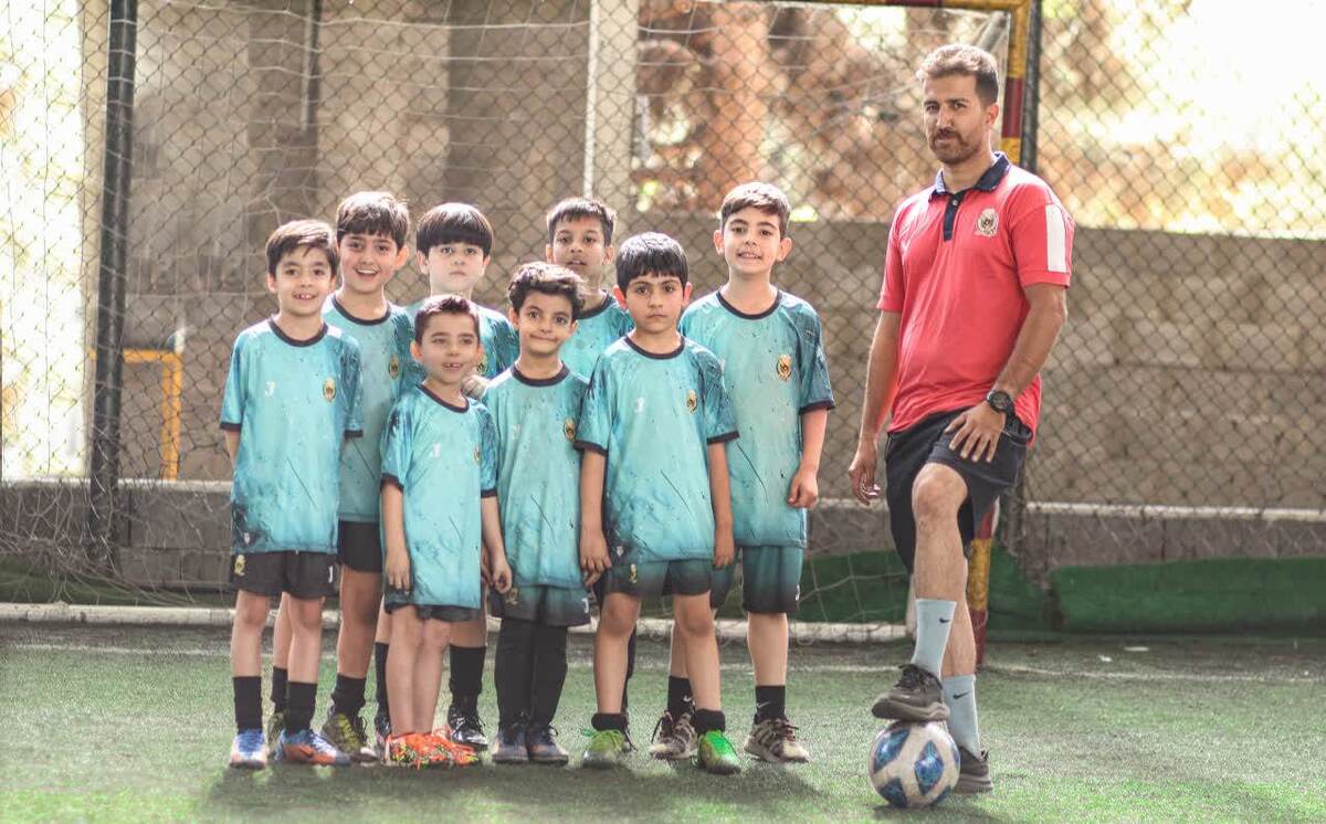 باشگاه و مدرسه فوتبال الماس طلایی البرز با مدیریت توانمند رامین اینانلو از سال ۱۴۰۰ فعالیت حرفه‌ای خود را با هدف ارتقاء فوتبال پایه، رشد و پرورش استعداد‌ها و ترویج فرهنگ فوتبال آغاز کرده است.
کادر فنی متخصص، دارای تحصیلات عالی آکادمیک و مدارک بین المللی مربیگری، آموزش مهارت‌های پایه تا پیشرفته را طبق متد‌های نوین فوتبال دنیا ارائه می‌نمایند.