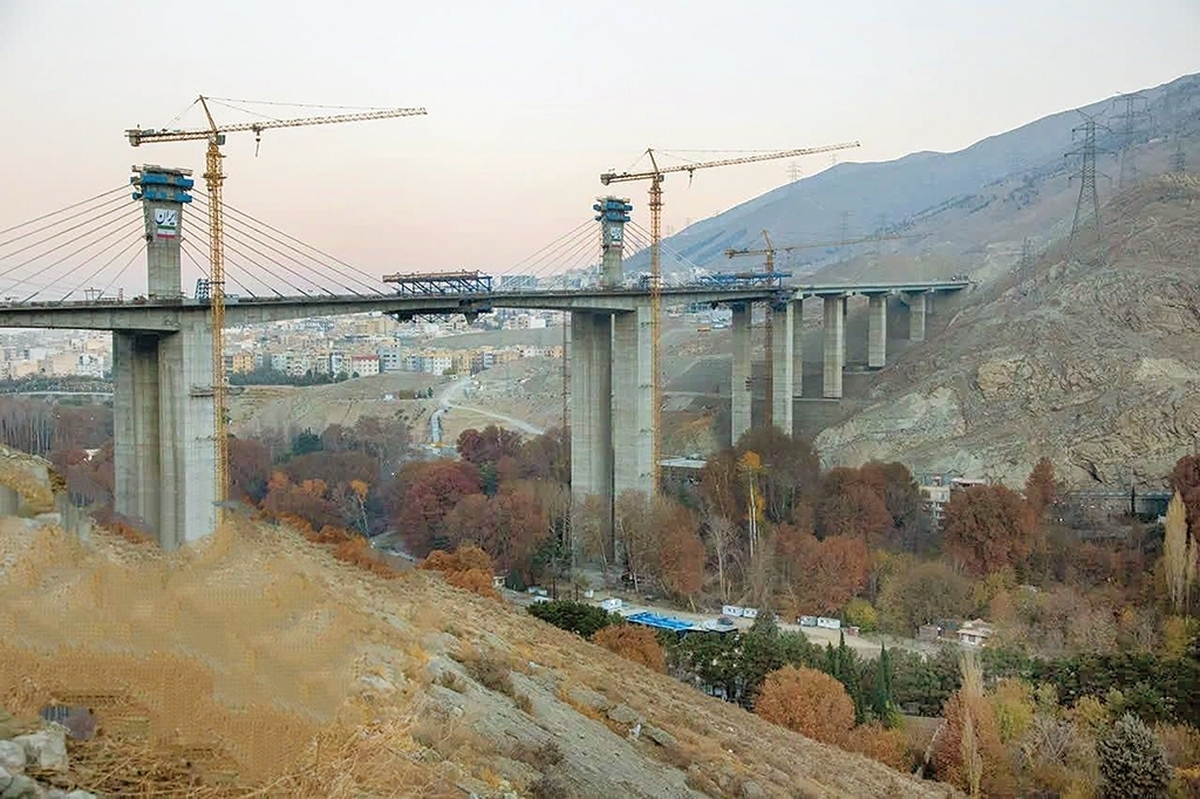 بزرگراه شمالی کرج، یکی از پروژه‌های زیرساختی مهم درمناطق شمالی تهران و استان البرز است که نقش اساسی در بهبود حمل‌ونقل، تقویت ارتباطات منطقه‌ای و تسهیل دسترسی‌های شهری و بین‌المللی ایفا می‌کند. این بزرگراه نه‌تنها یک مسیر ترانزیت و عبور و مرور سریع محسوب می‌شود بلکه درحال تبدیل شدن به نماد توسعه پایدار و همگرایی میان شهر‌های مجاور است.