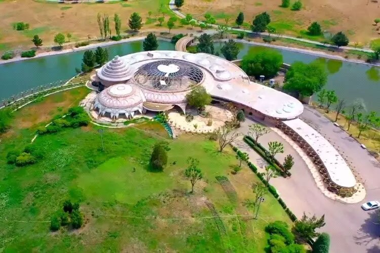 کاخ مروارید در محاصره انبوه سازان