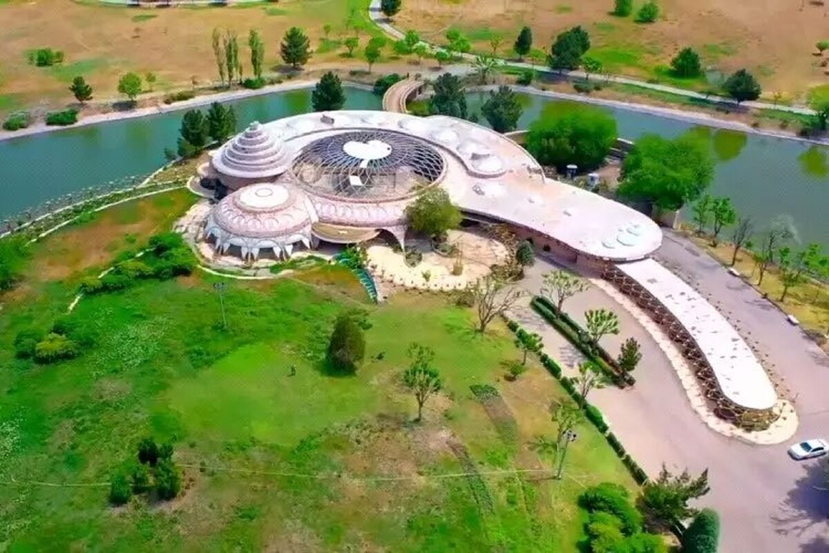 کاخ مروارید، نگین مدرن‌گرایی ایرانی در مهرشهر کرج، این روز‌ها در جدالی نابرابر با تراکم شهری قرار گرفته است. ساخت‌وساز‌های اطراف حریم تاریخی این اثر ملی را تهدید می‌کند و هر متر ارتفاع اضافه، چشم‌انداز و هویت کاخ را تحت تأثیر قرار می‌دهد و این کشمکش چالش همیشگی حفاظت از میراث در برابر رشد بی‌رویه شهر را به تصویر می‌کشد.