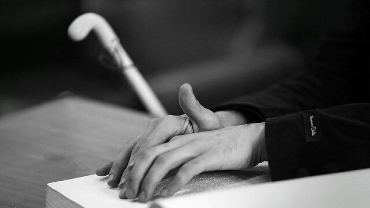 نابینایی از جمله معلولیت‌های است که در هر جامعه‌ای، شماری از افراد را شامل می‌گردد و این امر ضرورت شناخت مشکلات و درک نیاز‌های نابینایان برای ارتباط متقابل آنها با افراد جامعه و ارائه راهکار برای تسهیل در حرکت و استفاده از فضای شهری را می‌رساند.