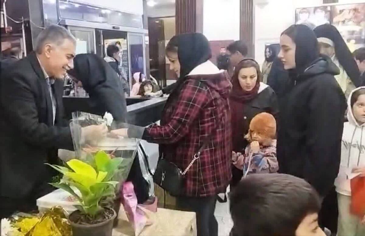 همزمان با روز زن و مادر آیین تجلیل از بانوان کرجی در سینما هجرت با اهدای گل، شیرینی و بلیت نیم‌بها برگزار شد.