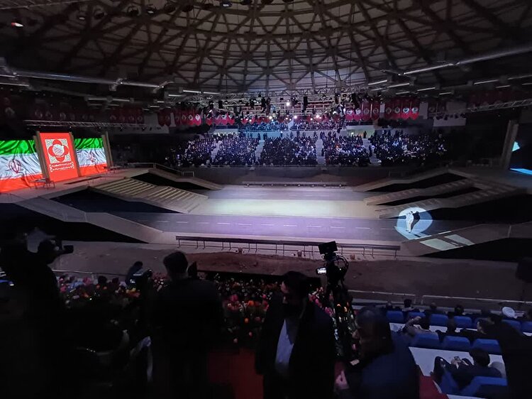 ببینید | خیزش ایران کوچک به احترام ۵۵۸۰ قهرمان جاودانه