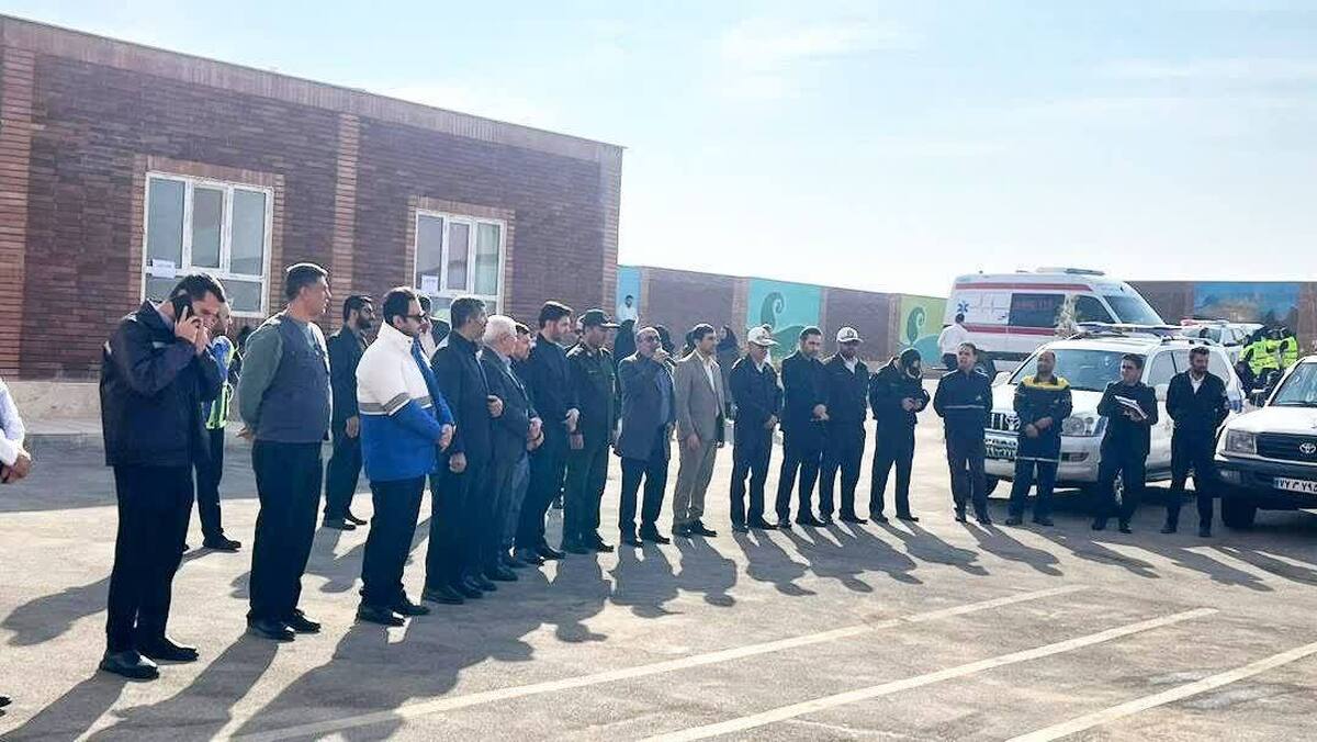 مانور سراسری زلزله و ایمنی مدارس با هدف سنجش آمادگی دستگاه‌ها و ارتقای توان دانش‌آموزان در مواجهه با مخاطره زلزله روز شنبه ۸ آذر به صورت پایلوت شهرستانی در مدرسه شهید نظری شهرک ابریشم برگزار شد.