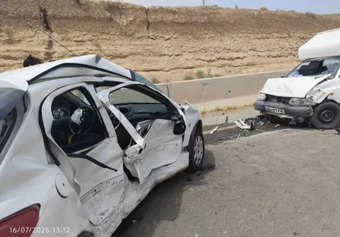 نجات سرنشین محبوس شده در حادثه برخورد پراید وانت و سواری ۲۰۶