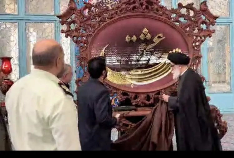 تابلویی متبرک به نام بقیةالله (عج) و مزین به اشعار رهبر شهید انقلاب