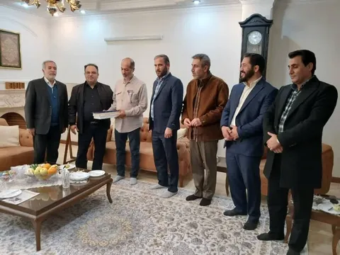 مراسم گرامی داشت خانواده شهیدان شفیع زاده در هفته بسیج