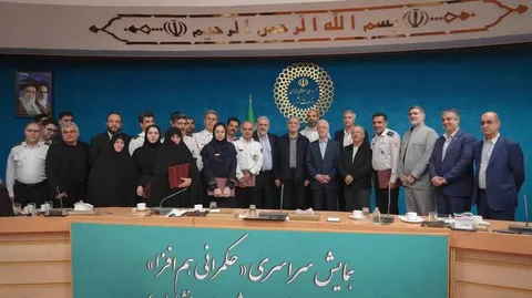 تجلیل رئیس‌جمهور از آتش‌نشان کرجی