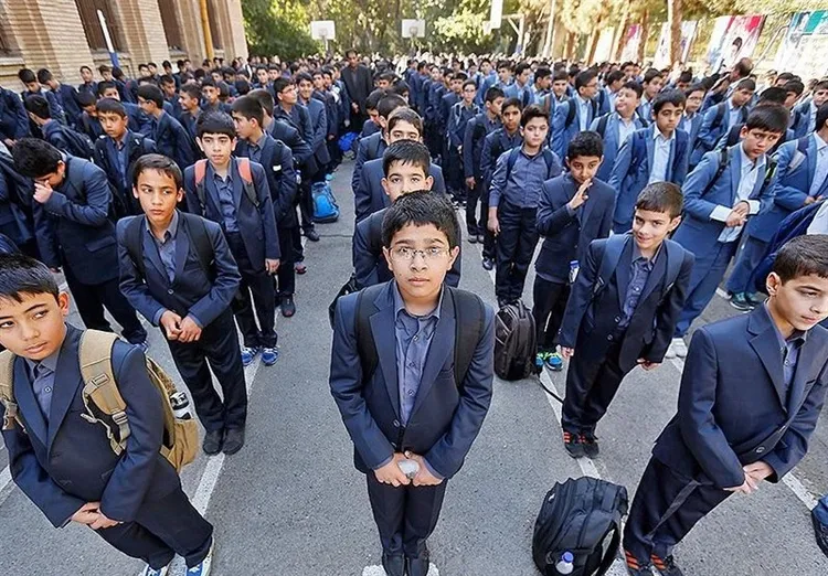 مدارس حق اجبار خانواده‌ها به خرید لباس فرم جدید را ندارند